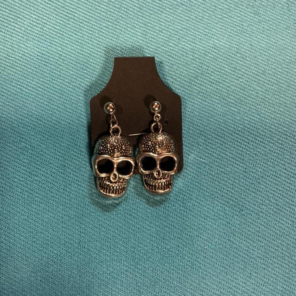 Brand new silver skull earrings